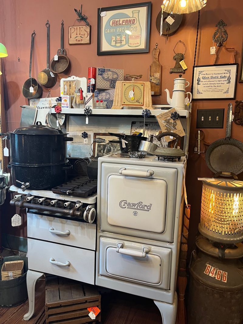 This Connecticut Antique Center Is Packed With Vintage Decor, Collectibles And Records You Can Browse For Hours - Decor Hint Every Booth Holds Something Completely Different