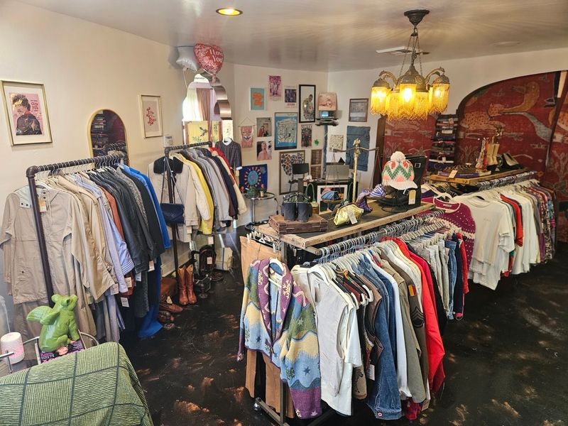 Where To Find Sacramento'S 9 Most Surprisingly Affordable Vintage Markets - Decor Hint To: Vintage From: Love - A Note To The Past
