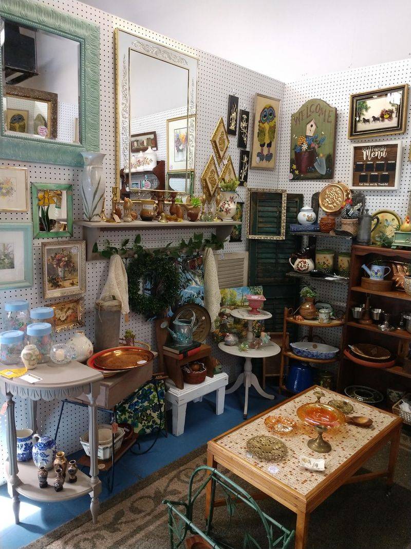 More Than 50 Vendors Fill This Connecticut Marketplace With Vintage Treasures - Decor Hint Constant Restocks Keep The Hunt Changing