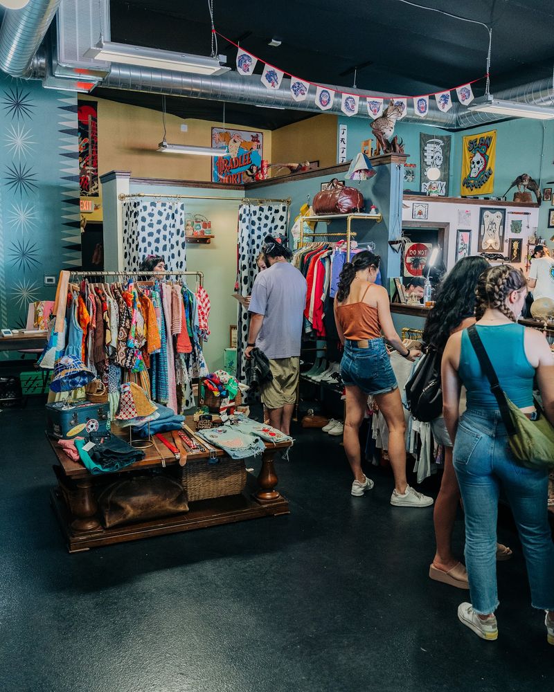 Where To Find Sacramento'S 9 Most Surprisingly Affordable Vintage Markets - Decor Hint Old Moon Vintage: Retro Clothing With Personality