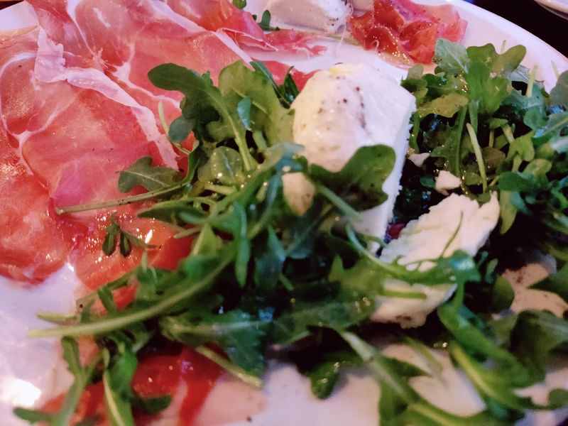 This Old-School Oregon Italian Restaurant Still Pulls In Massive Crowds - Decor Hint A Starter With Good Timing