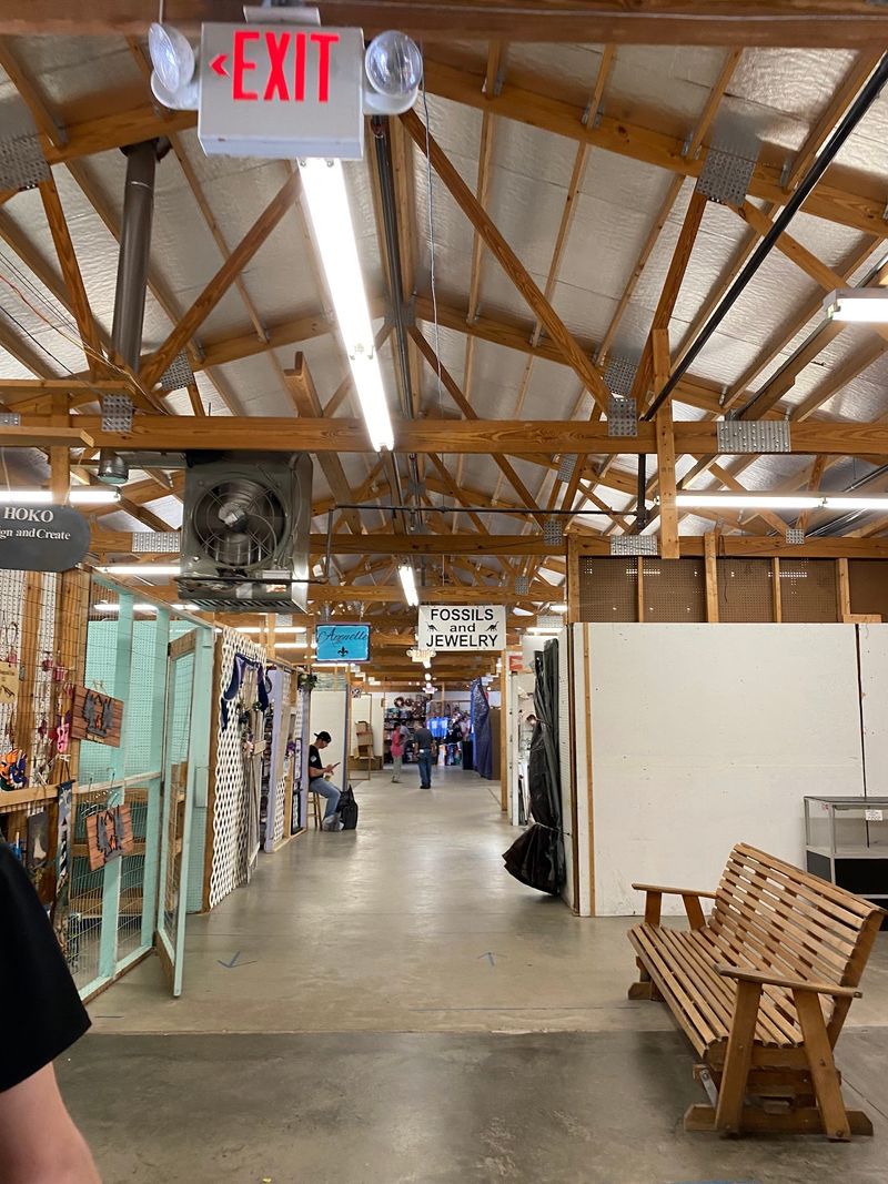 10 Bazaars In West Virginia Where Your Money Goes Further Than You’d Expect - Decor Hint Milton Flea Market