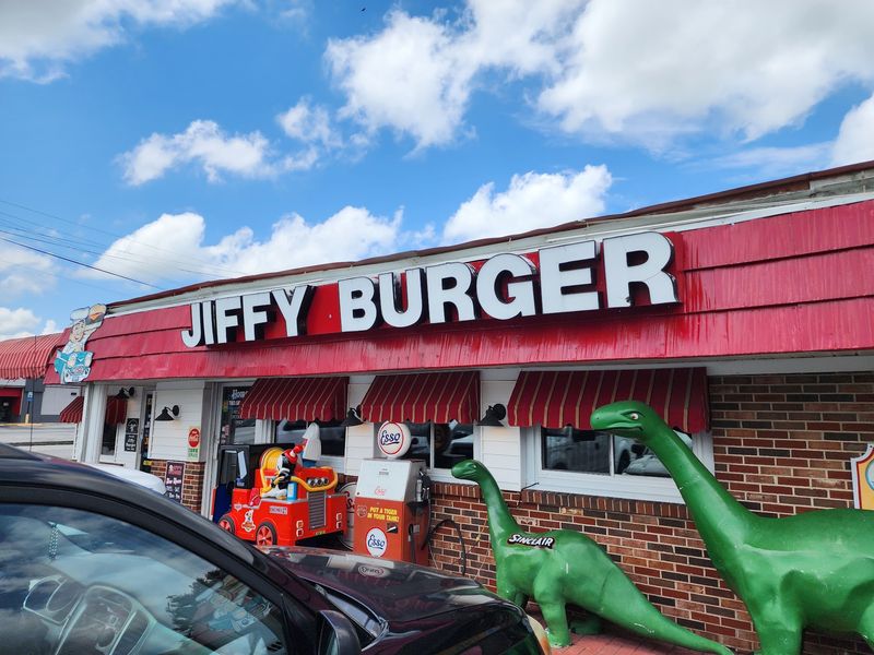 People Drive From All Over Tennessee Just To Eat At This Retro 1950s Burger Joint - Decor Hint A Red Hot Welcome