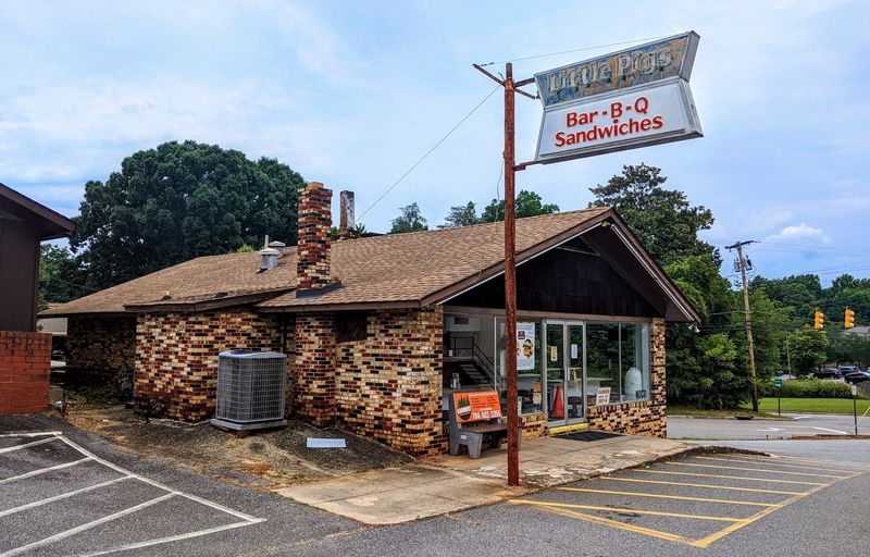 11 Statesville, North Carolina Hole In The Wall Restaurants Locals Keep Coming Back To - Decor Hint Little Pigs Barbecue