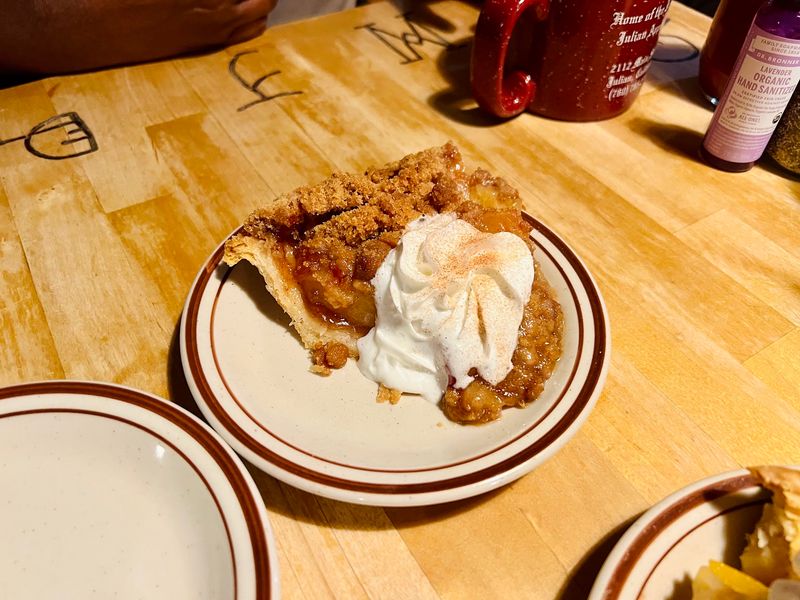 This Cozy California Cafe Serves One Of The Most Famous Apple Pies In The State - Decor Hint Apple-Boysenberry And Seasonal Pie Options