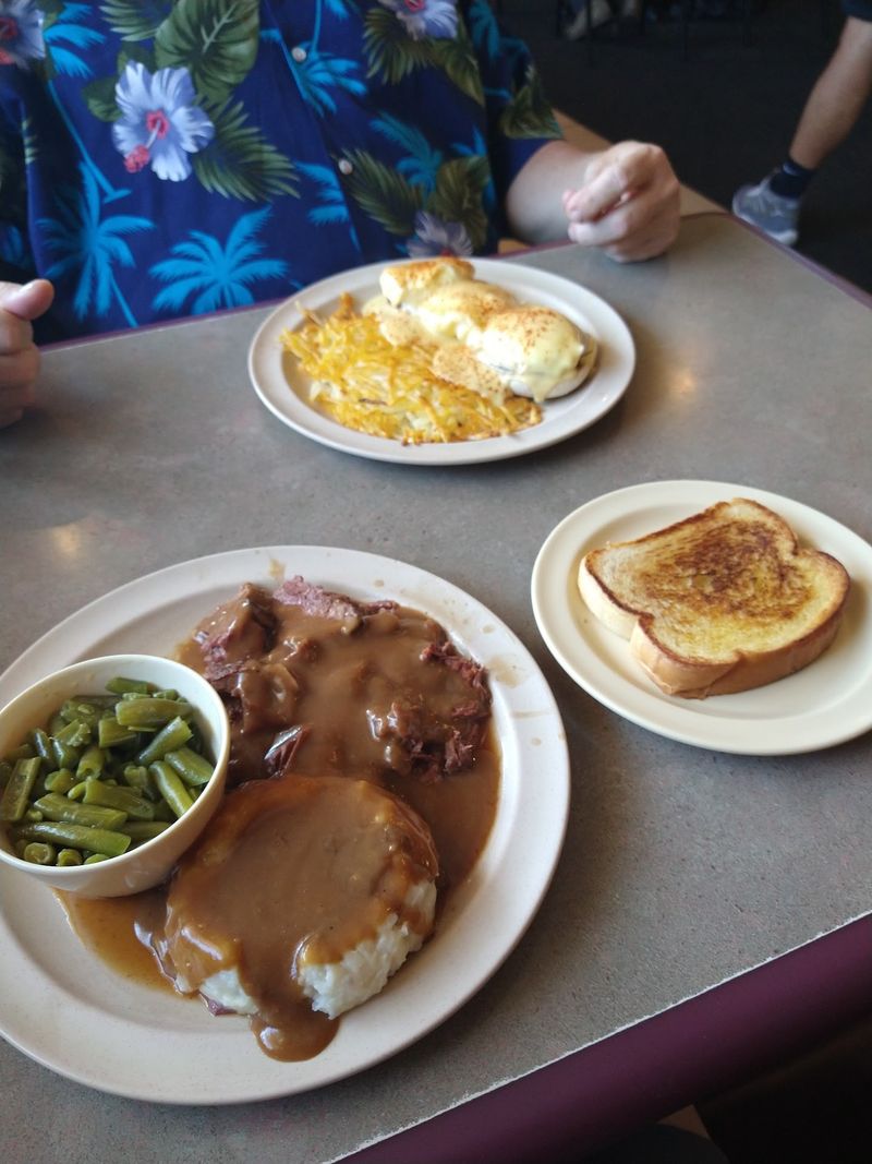 A Nebraska Breakfast Counter Built for Big Families and Second Visits