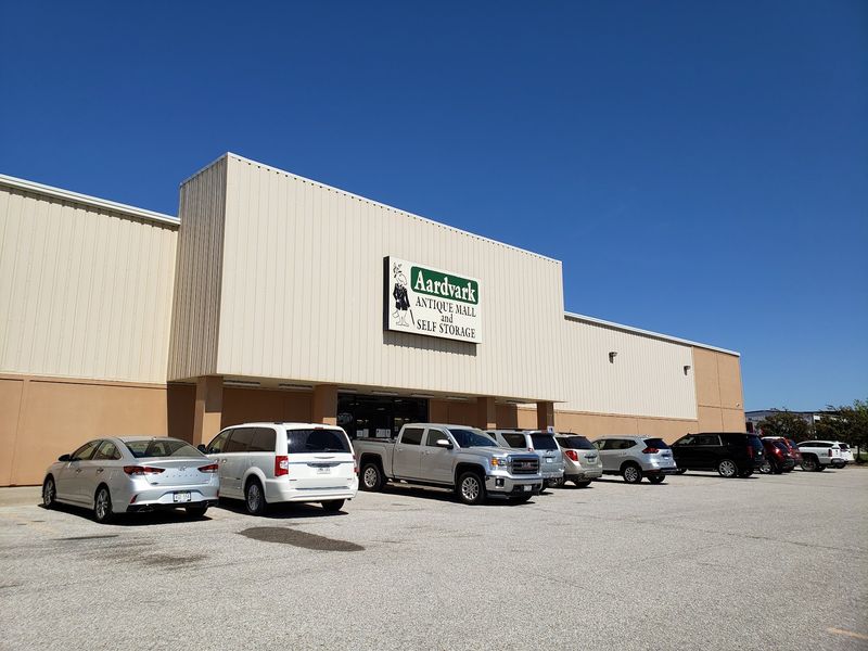 6 Nebraska Antique Malls Where You Hunt For Farm Antiques Among Hundreds Of Dealer Booths - Decor Hint Aardvark Antique Mall