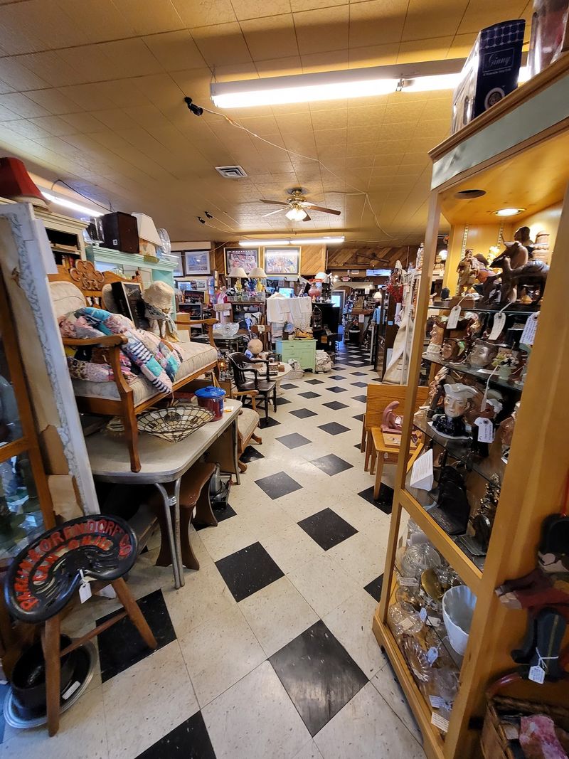 You Can Lose A Whole Afternoon Getting Lost Among The Vendors In This Deceptively Huge Idaho Antique Mall - Decor Hint Why the Afternoon Slips Away