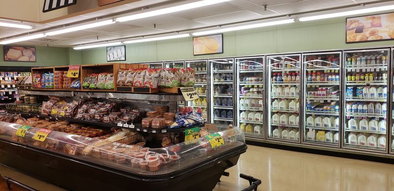 Texas Families Know This Grocery Store Is A Goldmine For Budget Shopping - Decor Hint Butchers Working Behind The Case