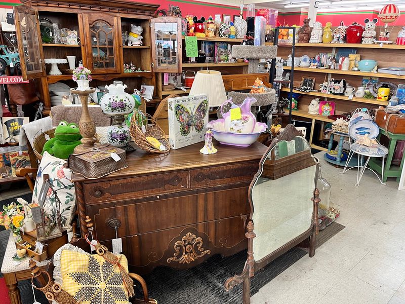 6 Nebraska Antique Malls Where You Hunt For Farm Antiques Among Hundreds Of Dealer Booths - Decor Hint Hastings Antique Mall