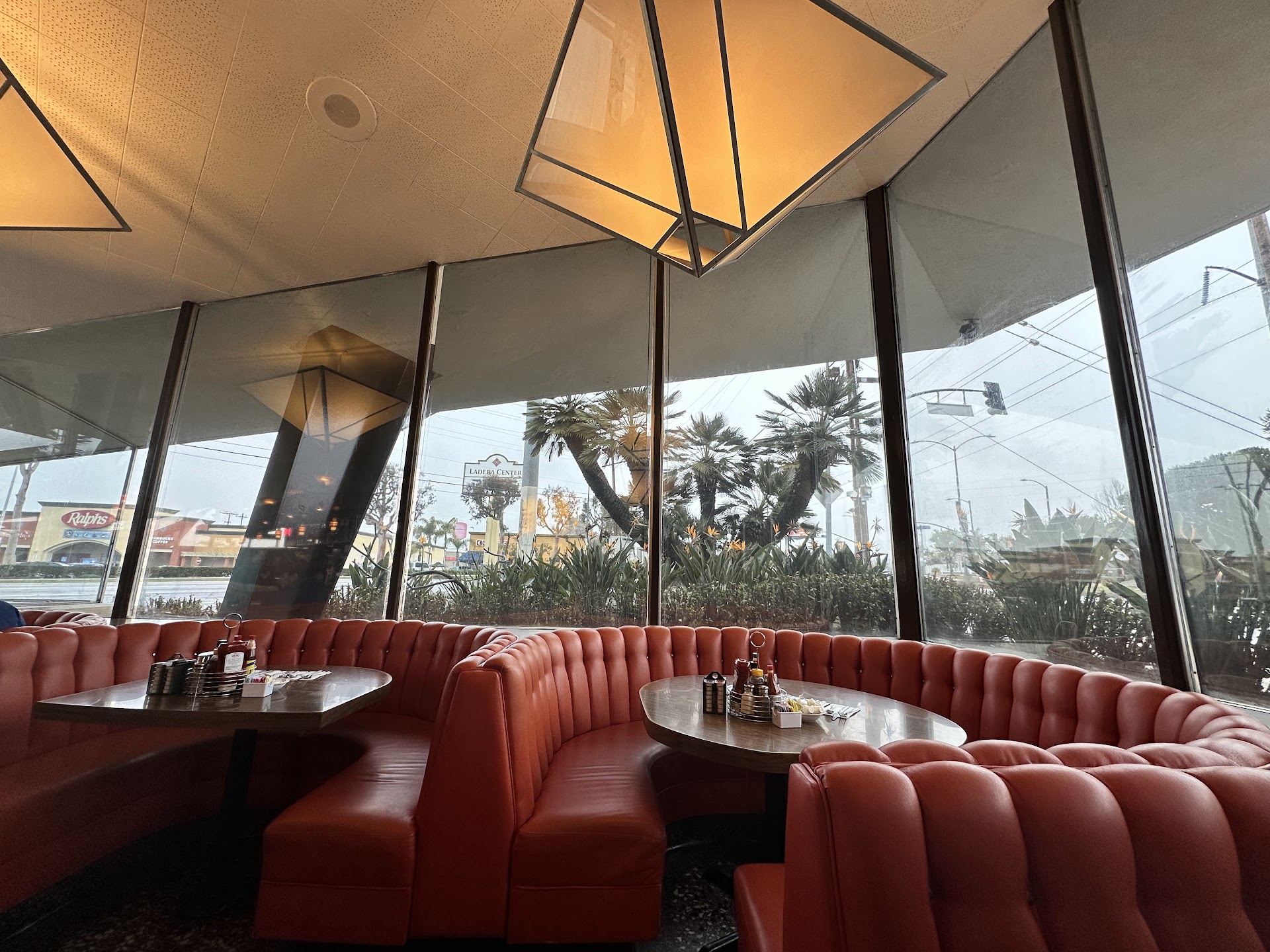 This Old-School California Diner Has Been Flipping Fluffy Pancakes Since 1958 - Decor Hint Walls Of Glass Bring The Outdoors Inside