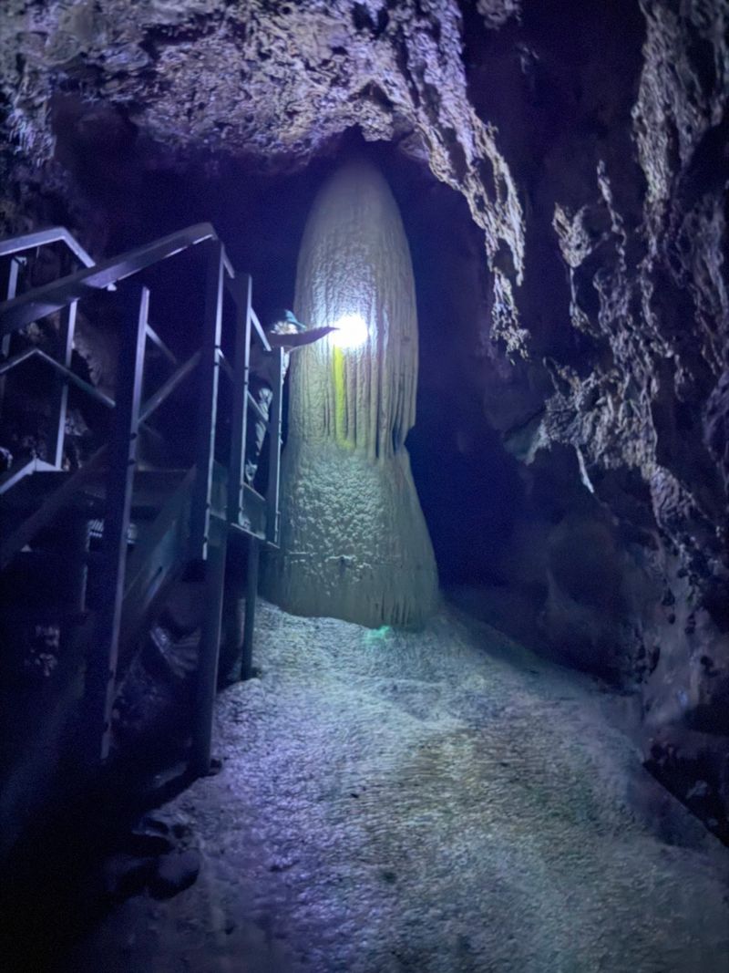 Most People Walk Right Past This Stunning Underground Cave In Washington - Decor Hint The Lights Go Out And The Rocks Start To Glow