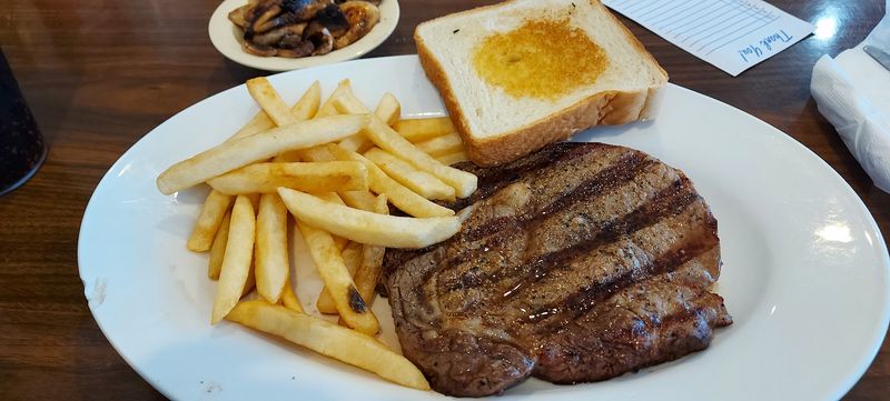 Hearty Steakhouse Plates Keep The Menu Firmly Rooted In Comfort Food