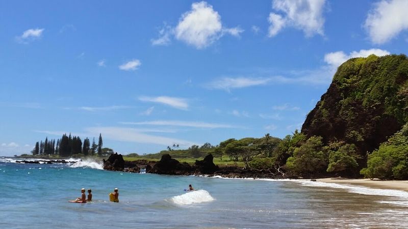 This Tiny Hawaii Town Feels Worlds Away From The State'S Busy Resort Areas - Decor Hint Two Hard Won Beaches Hamoa And The Red Sand Cove