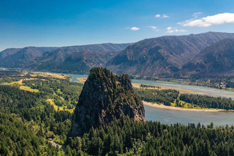 10 Affordable Washington Day Trips That Feel Breathtaking For Under $60 - Decor Hint Beacon Rock State Park