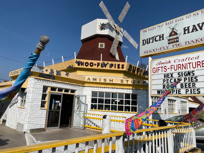 You'll Smell The Shoo-Fly Pie Before You Park At This Pennsylvania Roadside Bakery - Decor Hint Hours, Parking, and Planning Your Stop