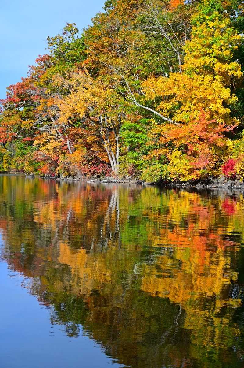 Lake Waramaug Draws The Leaf-Peeping Crowd