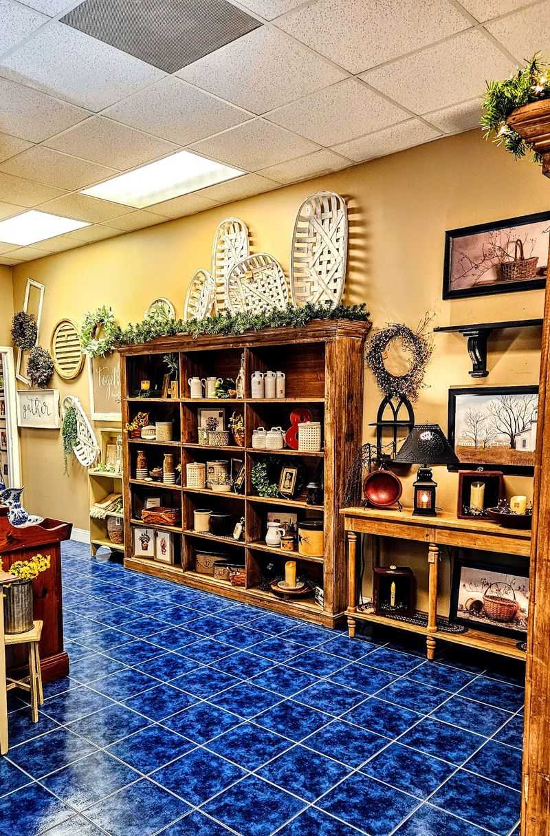 10 Bazaars In West Virginia Where Your Money Goes Further Than You’d Expect - Decor Hint Two Crows Antique Mall, Ranson