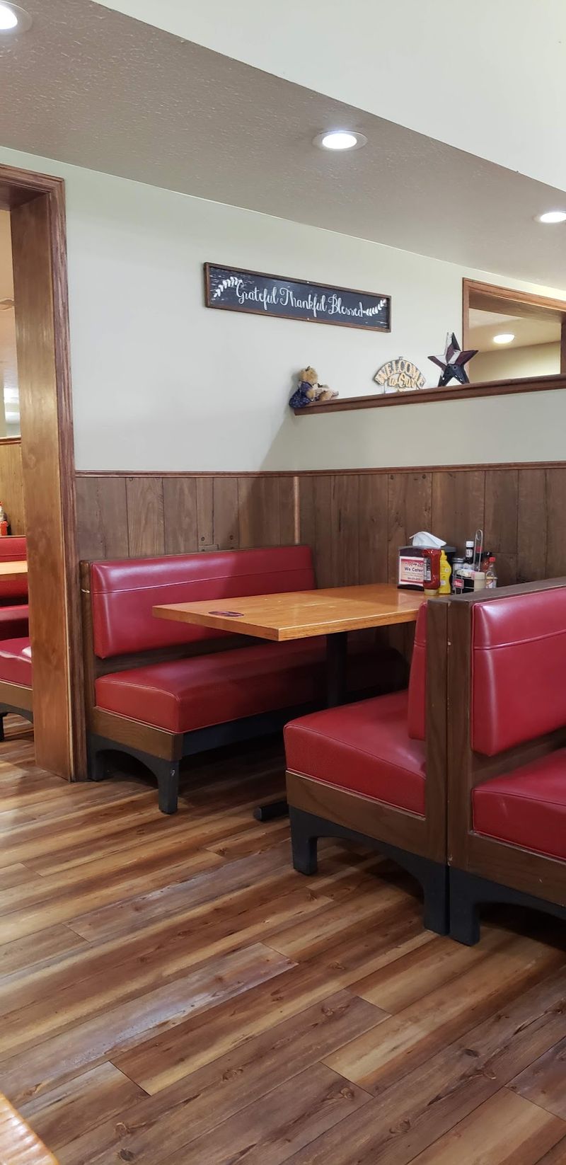 People Are Going Crazy Over The Comforting Meals At This Classic West Virginia Diner - Decor Hint One More Reason To Return