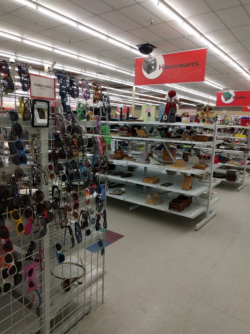 10 Massive Arizona Thrift Stores That Turn Bargain Hunting Into An All-Day Adventure - Decor Hint Savers, Flagstaff