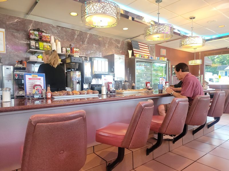 This Classic Connecticut Diner Serves Homemade Pies Worth Crossing The State For - Decor Hint Retro Style Gives The Dining Room Personality