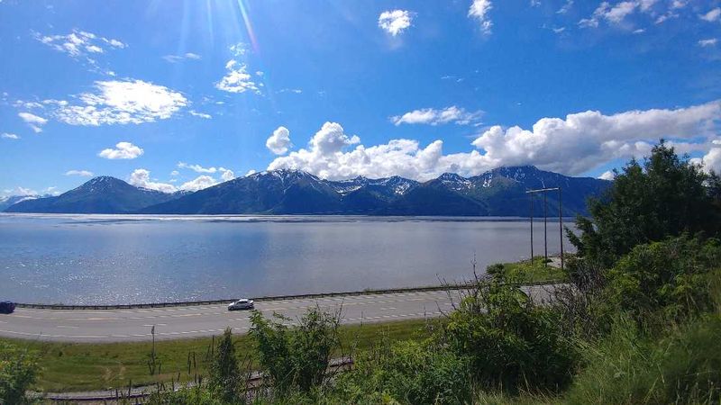 This Peaceful Alaska Mountain Town Feels Made For Slowing Down And Starting Fresh - Decor Hint Riding The Bore Tide