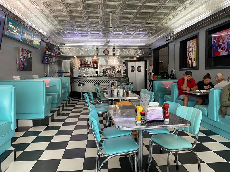 Fenders Diner, Cornelia