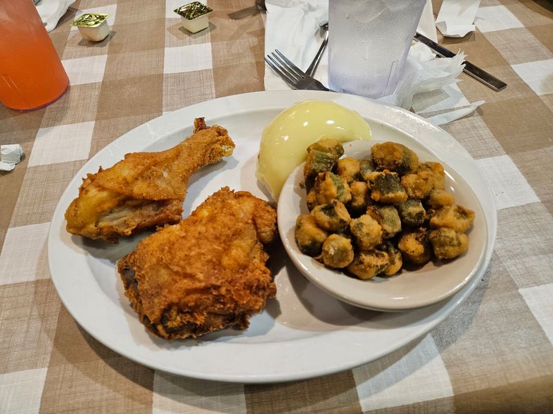This Amish Kitchen In Florida Bakes More Than Twenty Kinds Of Pie Every Morning - Decor Hint The Fried Chicken That Almost Steals the Show