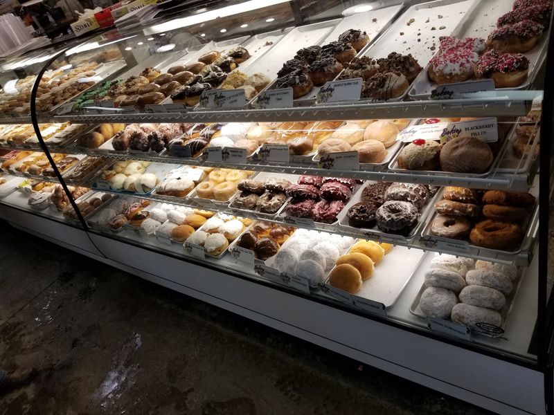 This Pennsylvania Amish Flea Market Is Worth The Trip Every Friday - Decor Hint Baked Goods That Ruin Grocery Store Bread