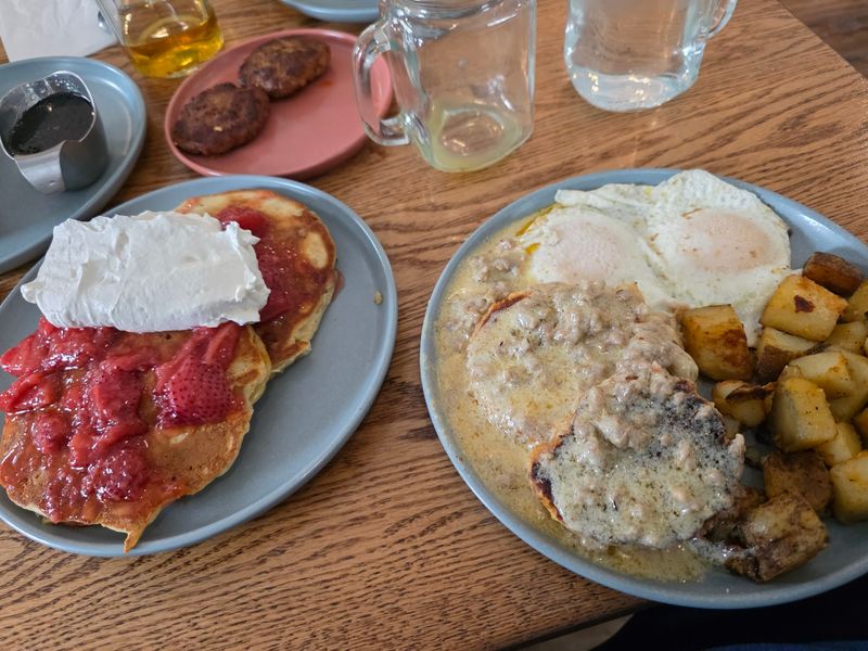 The Biscuits And Gravy At This Connecticut Diner Keep Locals Coming Back - Decor Hint Weekend Breakfast All Day Makes An Easy Final Reason To Visit