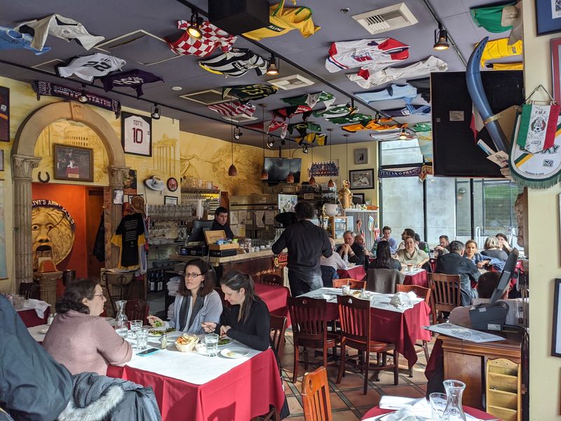 This Old-School Oregon Italian Restaurant Still Pulls In Massive Crowds - Decor Hint Family Keeps The Story Going