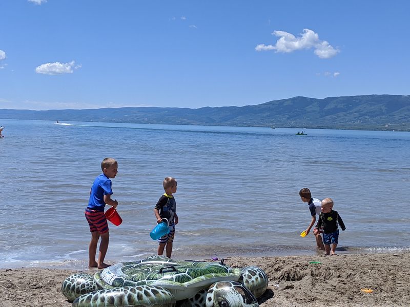 The Water At This Idaho Lake Beach Is So Clear And Turquoise, And Still Chest-Deep 30 Feet Out - Decor Hint Paddleboards On Glassy Shallows