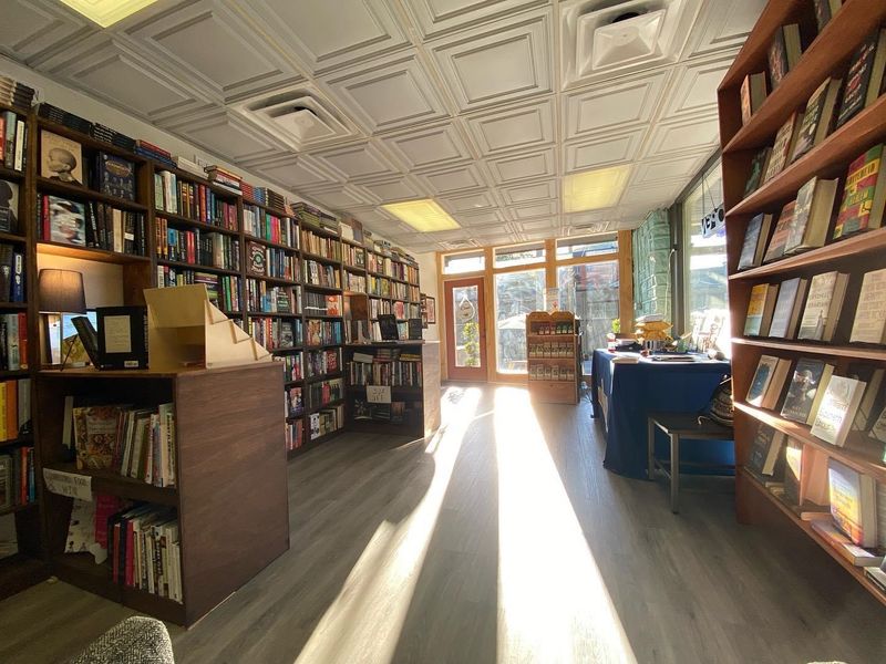 This Woman-Owned Kentucky Bookstore Doubles As The Town'S Living Room - Decor Hint Author Readings And The Holler House Poetry Series