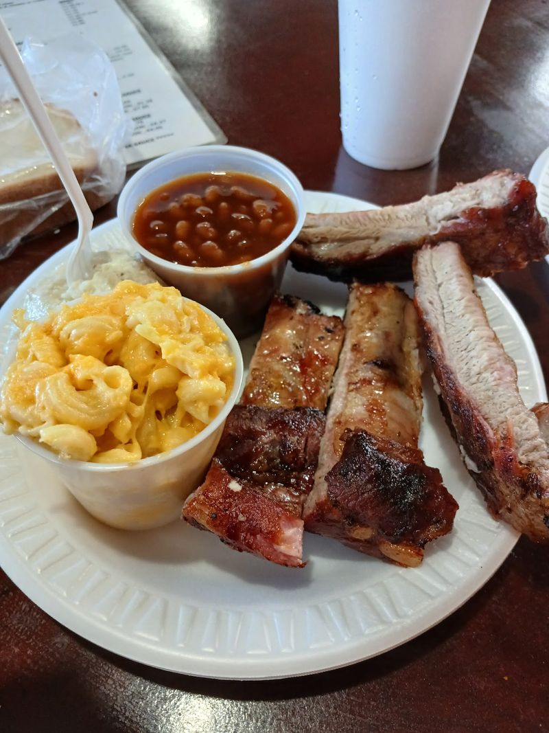 Peebles Bar-B-Q: Smoke And Screened-In Tables