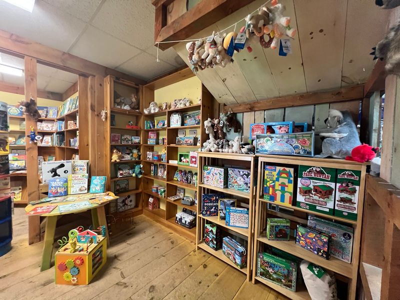 Morgan Hill Bookstore, New London