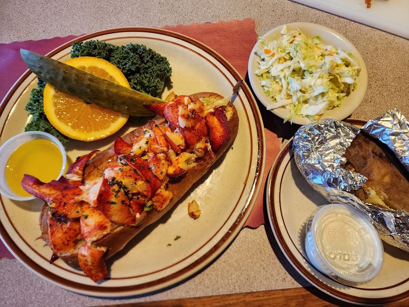 We Ranked 11 Of Connecticut's Best Seafood Restaurants And Here Are The Results - Decor Hint Maine Fish Market Restaurant, East Windsor