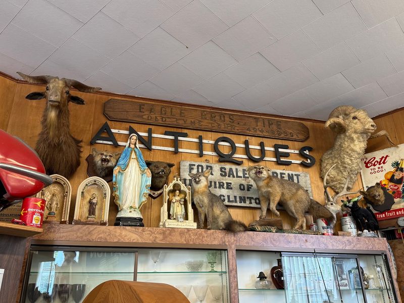 Clinton Antique Center, Clinton 