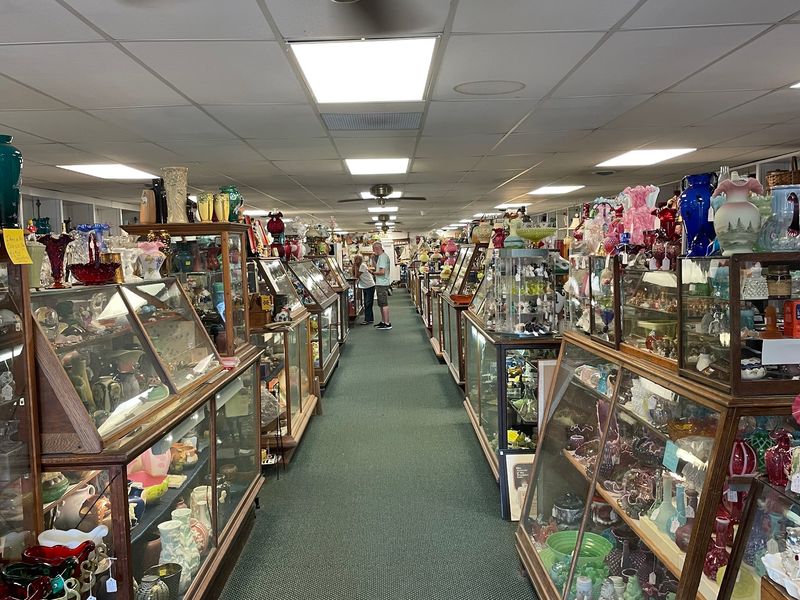 10 Bazaars In West Virginia Where Your Money Goes Further Than You’d Expect - Decor Hint Williamstown Antique Mall