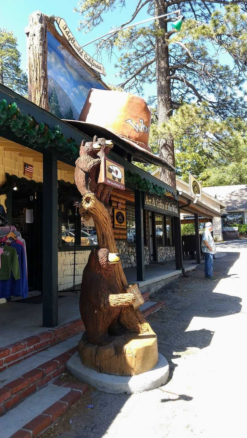 Where To Actually Shake A Paw Downtown