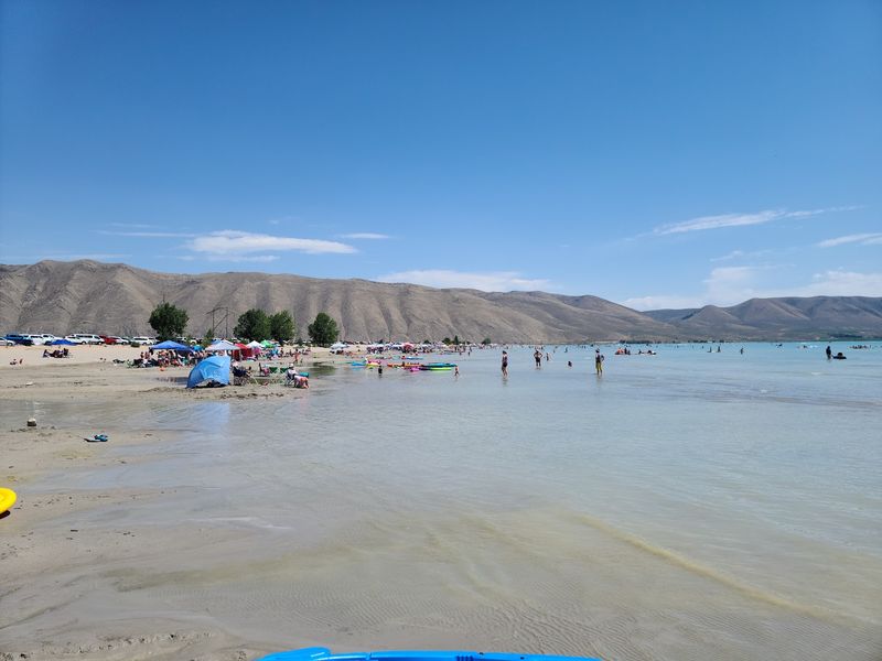 The Water At This Idaho Lake Beach Is So Clear And Turquoise, And Still Chest-Deep 30 Feet Out - Decor Hint Kids, Crowds, And Cool Water