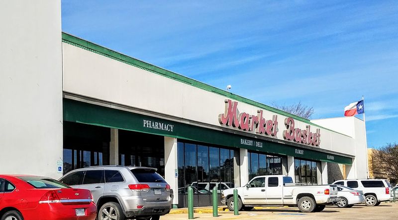 Texas Families Know This Grocery Store Is A Goldmine For Budget Shopping - Decor Hint A Neighborhood Stop Off Highway 105