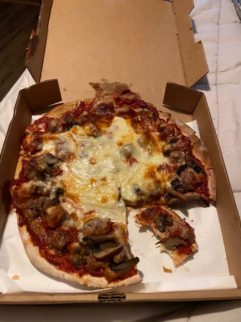 Incredible Pepperoni Pizza Is Hiding Inside This Unassuming Minnesota Italian Restaurant - Decor Hint Crust Built For Crunch