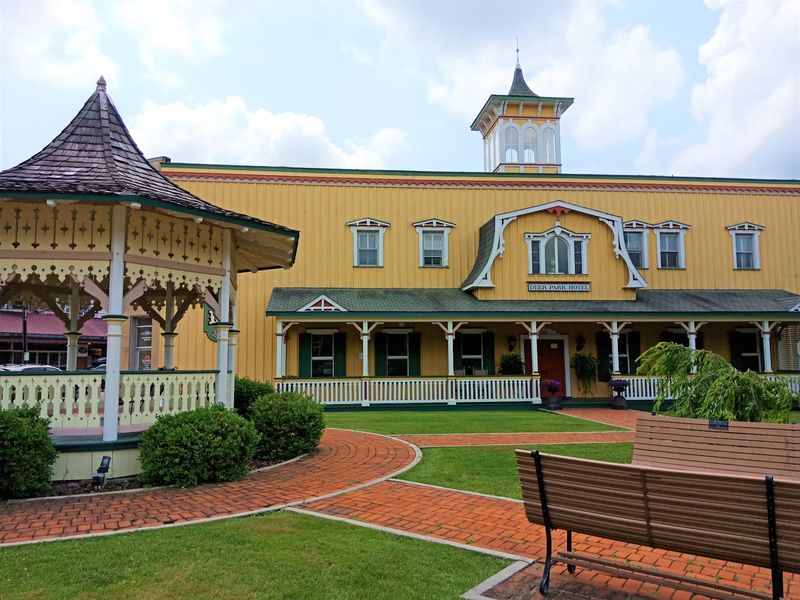 Locals Say This Maryland Mountain Town Has Become Too Popular For Its Own Good - Decor Hint Autumn Glory Turns Quiet Streets Into a Parade Route