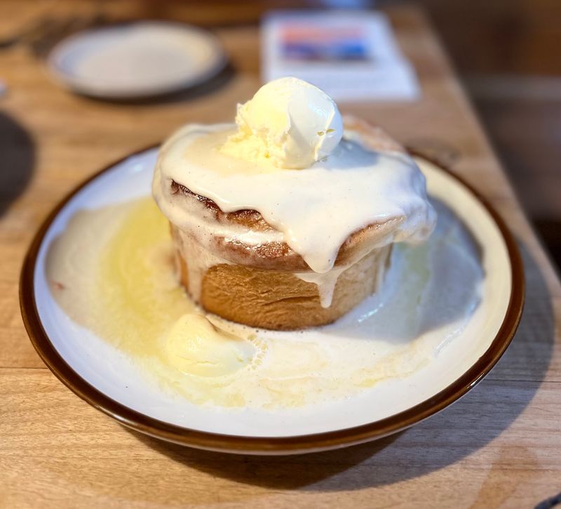 This Cozy California Cafe Serves One Of The Most Famous Apple Pies In The State - Decor Hint Giant Cinnamon Rolls With Cream Cheese Frosting