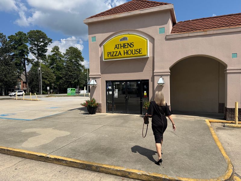 This Old-School Georgia Restaurant Has Been Serving Its Famous Greek-Style Pizza Since 1977 - Decor Hint Pasta And Subs Widen The Choice