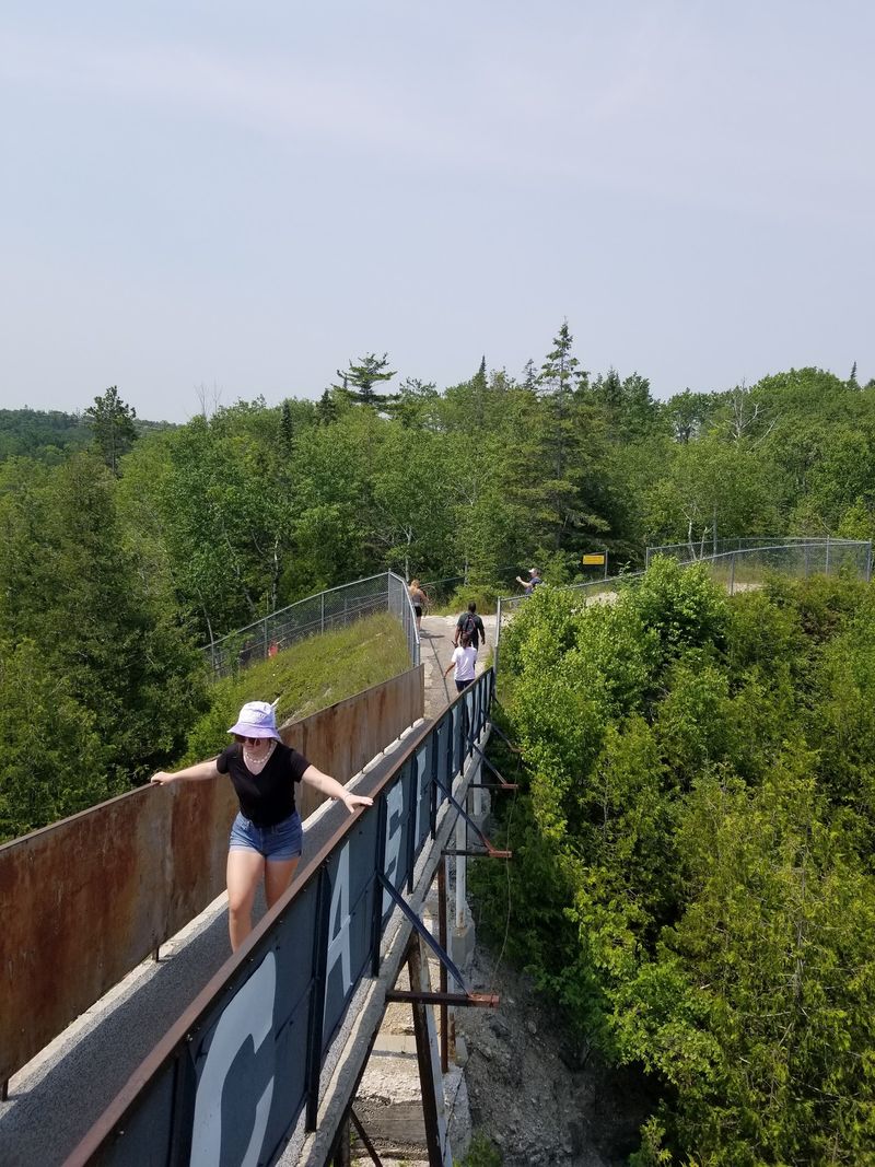 This Historic Overlook In Michigan Will Take Your Breath Away With Its Insane Lake Views - Decor Hint Pontiac's Lookout And The Ojibwa Connection