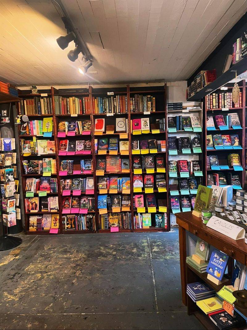 This Georgia Town Is Hiding A Bibliophile's Paradise Filled With Rare And Antiquarian Books - Decor Hint Handwritten Staff Picks That Actually Help