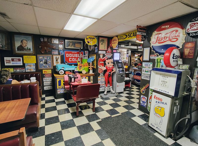 People Drive From All Over Tennessee Just To Eat At This Retro 1950s Burger Joint - Decor Hint Walls Worth Watching