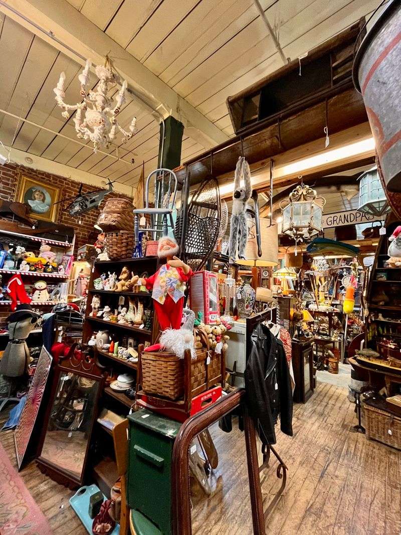 Antiques On The Farmington, Collinsville