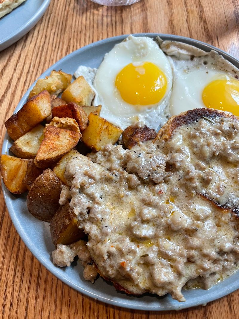 The Biscuits And Gravy At This Connecticut Diner Keep Locals Coming Back - Decor Hint House-Made Biscuits And Sausage Gravy Take Center Stage